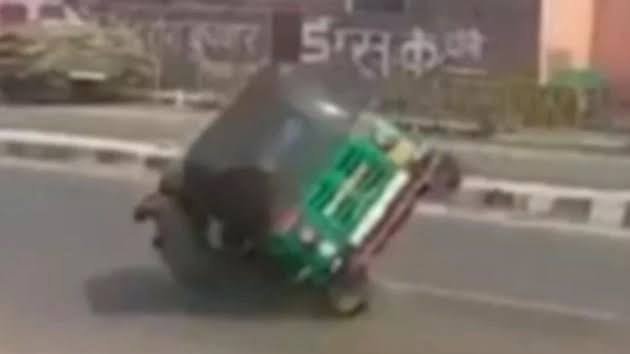 सुपौल/छातापुर: भागवतपुर में भीमपुर से आ रही टेम्पू बीच सड़क पर पलटी, टेम्पू सवार 3 यात्री घायल ।