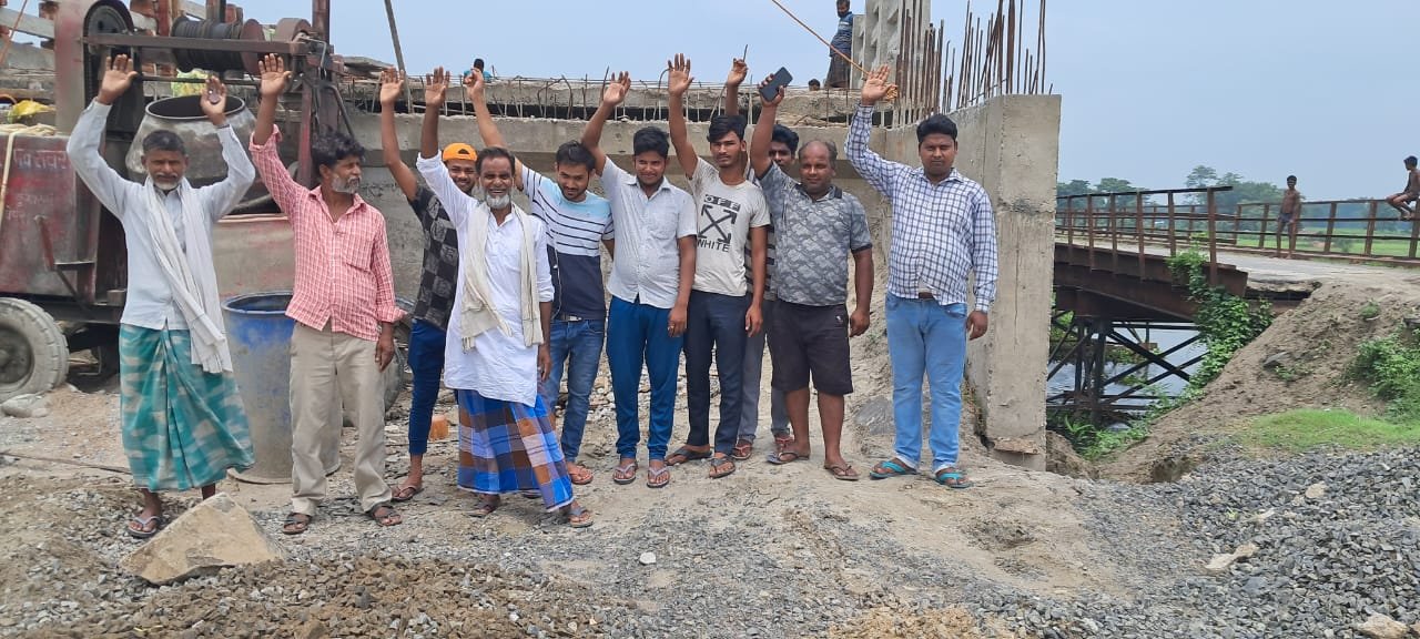 ग्रामीणों ने निर्माण कार्य को रोककर जताया विरोध,3 वर्षों से चल रहा निर्माण कार्य अब तक स्थल पर बोर्ड नहीं।।
