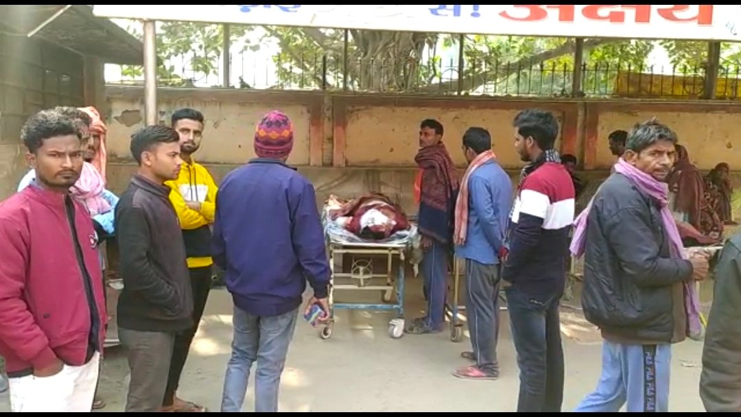 भरे बाजार में अपराधी ने महिला के हाथ पैर काट डाले, इलाज के दौरान हुई मौत।