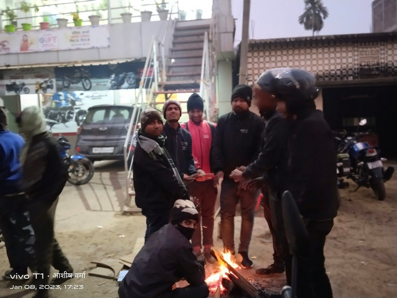 कड़ाके की ठंड में मुखिया व अंचलाधिकारी ने क्षेत्र में नही की अलाव की व्यवस्था, अस्पताल चौक पर सचिन भगत ने लगवाया अलाव।