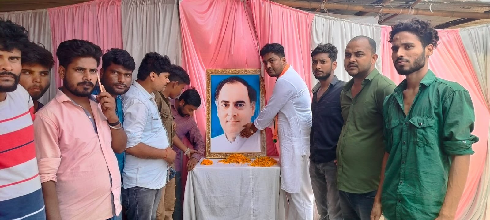 पूर्व प्रधानमंत्री स्व राजीव गाँधी के पुण्यतिथि पर श्रद्धांजलि सभा और रक्तदान शिविर लगाया गया”