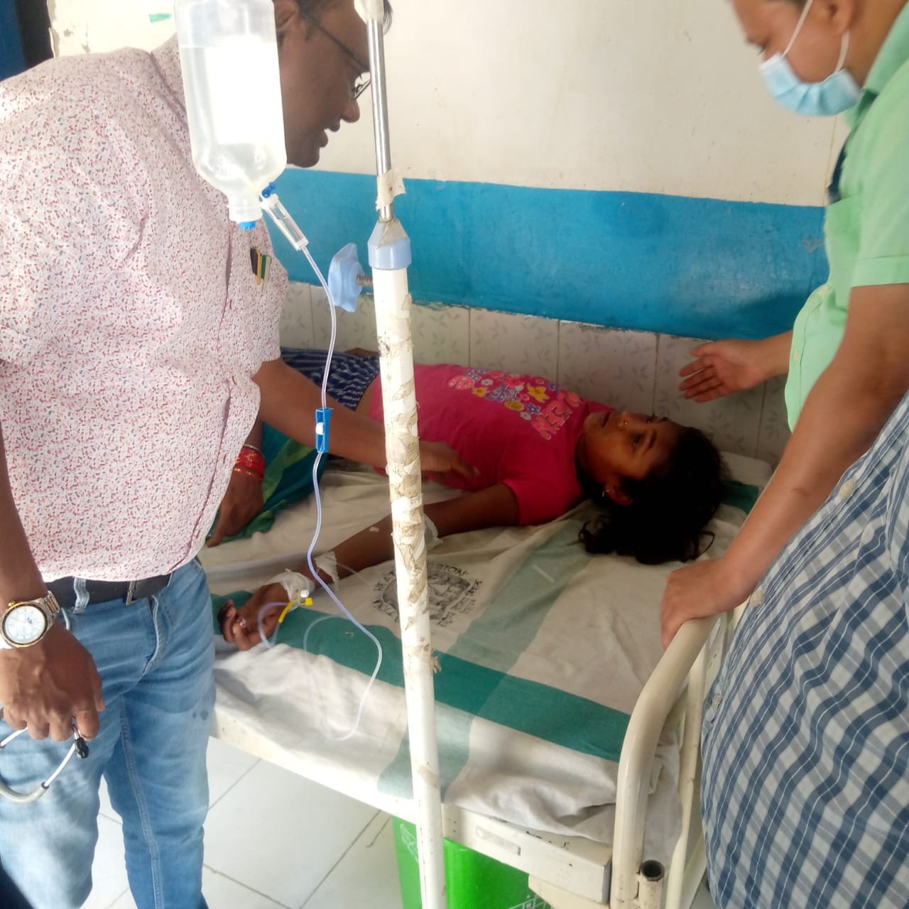 सुपौल से बड़ी खबर :सरकारी विद्यालय में मध्यान भोजन खाने से 04 दर्जन से अधिक बच्चें बीमार ,07 की हालत गंभीर ।