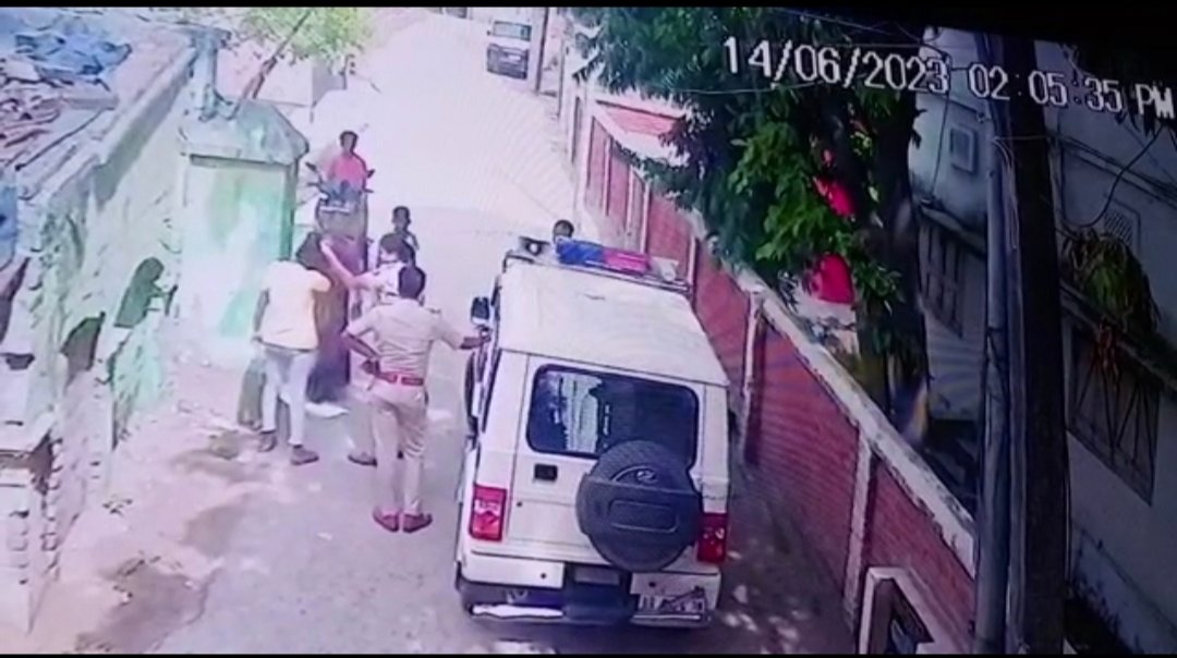 महिला पुलिस के द्वारा एक युवती को बीच सड़क पर मारपीट करने का वीडियो जमकर हो रहा है सोशल मीडिया पर वायरल।