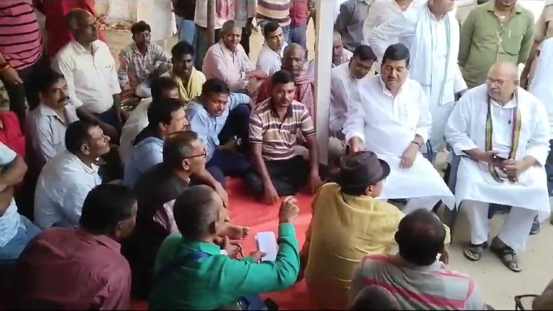 मधेपुरा : लगातार 13 दिनों से अनिश्चित कालीन हड़ताल पर डटे है विश्वविद्यालय कर्मी उनकी समस्याओं को सुनने पहुँचे सांसद दिनेश चन्द्र यादव ।