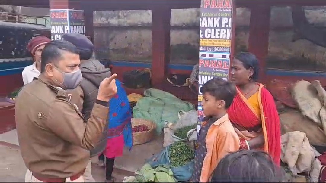 सड़कों पर चल रहे अवैध रूप से लगे दुकानों पर जिला प्रशासन का चला बुलडोजर।
