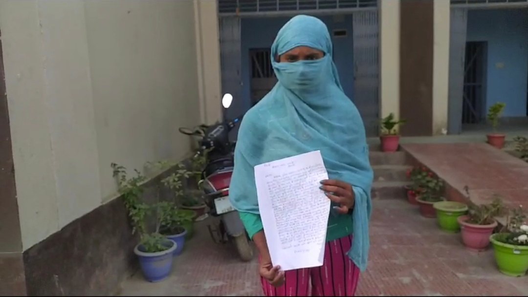 समोसा लेने गई नाबालिक के साथ मनचलों ने किया गलत काम, लाचार पिता के आंखों से नहीं थम रहे आंसू।