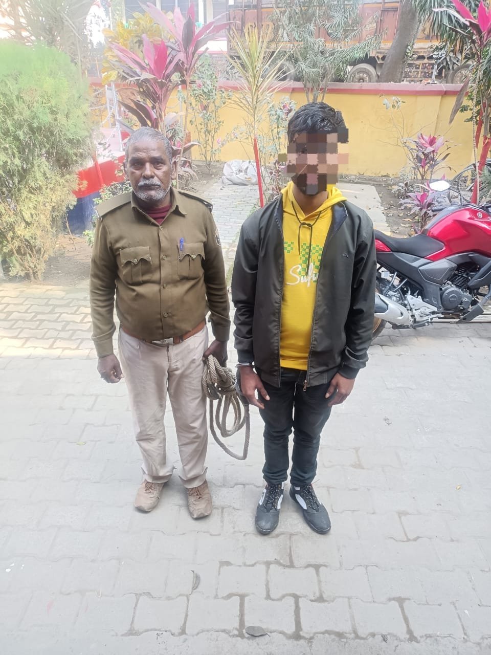 पिपराही से ऑटो में शराब के साथ एक तस्कर को किया गिरफ्तार