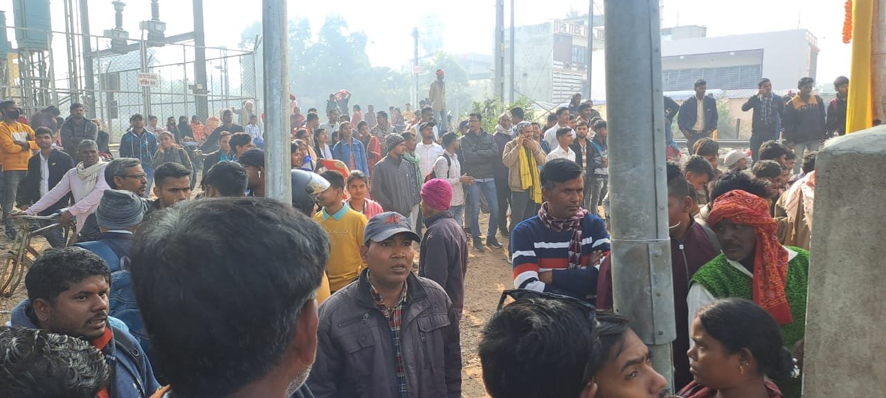 परीक्षा केंद्र पर प्रेमी प्रेमिका के बीच हाई वोल्टेज ड्रामा, प्रेमी ने जड़ दिया थप्पड़।