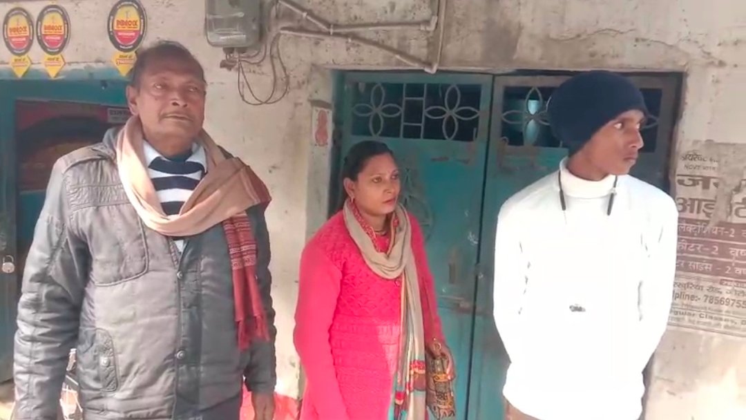 भागलपुर: अपने पुत्री और नाती के साथ मजबूर पिता पहुंचे समधी के घर तो घरवालों ने दरबाजा किया बंद।