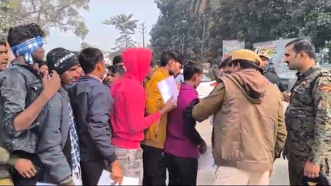 टीपी कॉलेज परीक्षा केंद्र पर देरी से पहुंचे छात्रों को केंद्र के अंदर प्रवेश नहीं मिलने पर किया हंगामा, पुलिस ने छात्रों को खदेड़ा