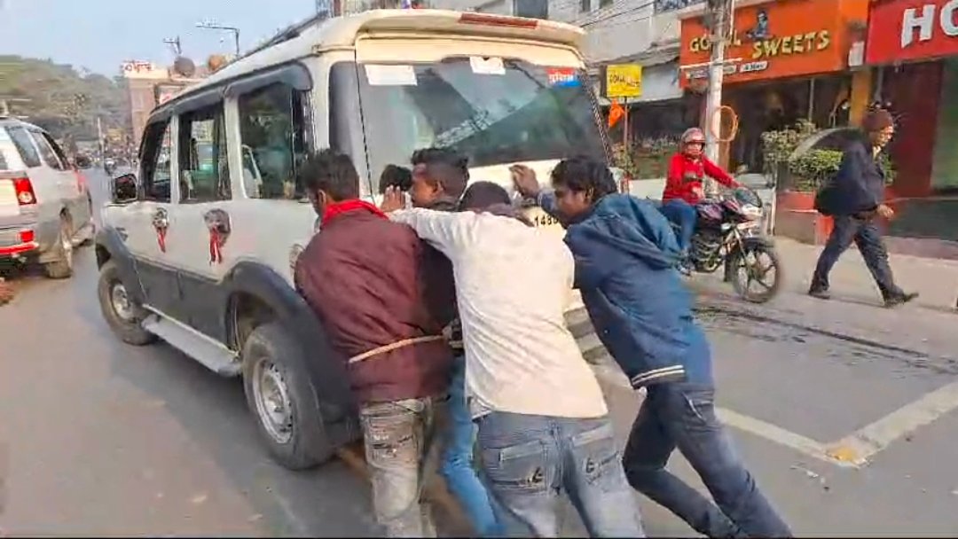 उत्पाद विभाग के वाहन का हुआ तेल खत्म, कैदी से ही गाड़ी को लगवाने लगे धक्के।