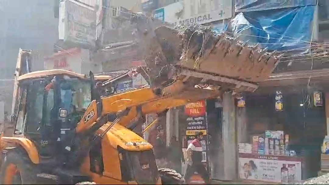 यातायात डीएसपी दिखे तेबर में, अगर मकान बनाने के लिए सड़कों पर ईट बालू गिट्टी गिराया तो होगी बड़ी कार्रवाई।