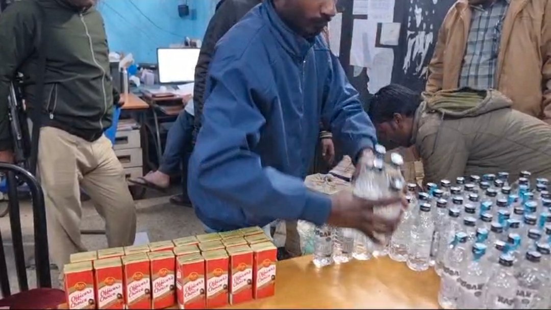 किशनगंज खगड़ा मेला के पास से 175 बोतल शराब जब्त, जांच में जुटी पुलिस।