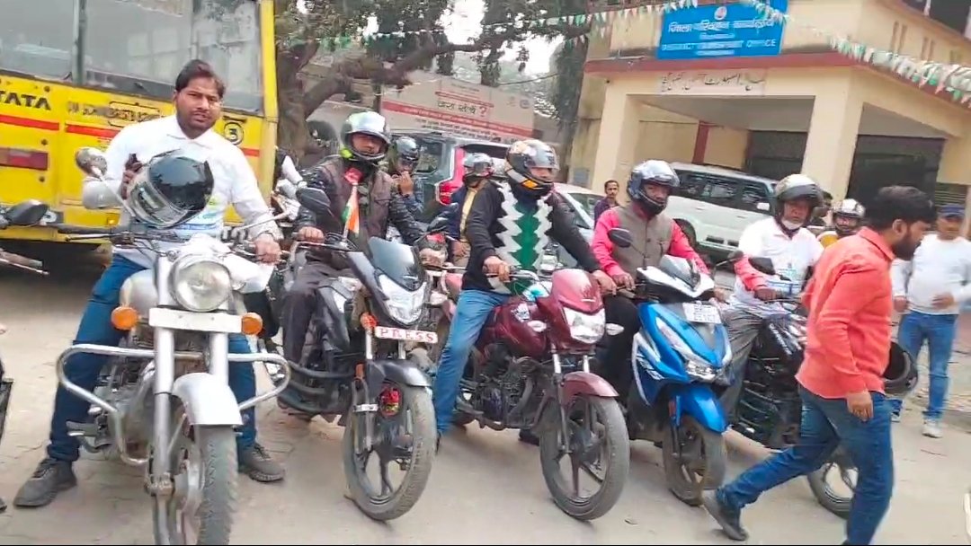 किशनगंज के पत्रकारों ने सड़क सुरक्षा को लेकर निकाली जागरूकता रैली, रोड एक्सीडेंट से बचाव के लिए दिया संदेश। लोगों के बीच हेलमेट का भी किया गया वितरण।