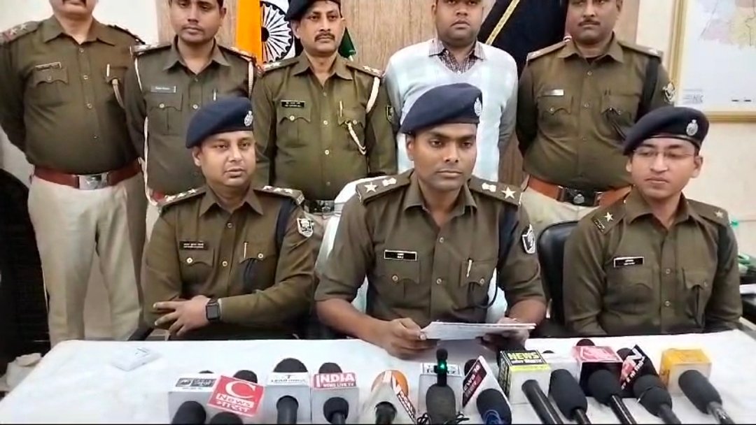 बैंक का 02 सुरक्षा गार्ड कैश वाहन में अवैध हथियार एवं फर्जी लाइसेंस के साथ गिरफ्तार।