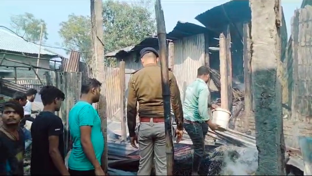 बारसोई में आग का तांडव,देखते ही देखते दर्जनों परिवार हुए बेघर।