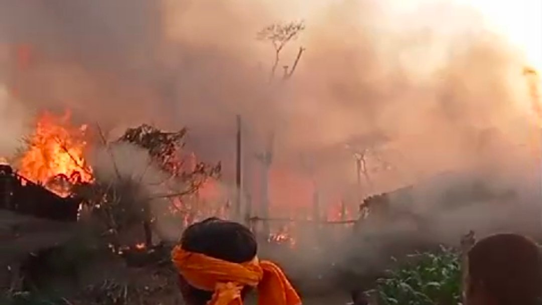 आग लगने से आधा दर्जन से अधिक घर जलकर राख कचरे के ढेर को जलाया जा रहा था हवा के कारण फैली।