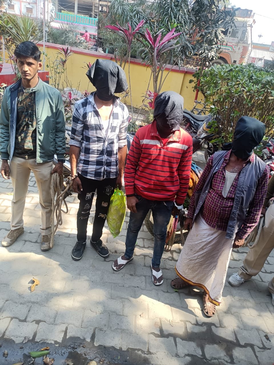 अवैध हथियार के साथ बाप बेटा गिरफ्तार।