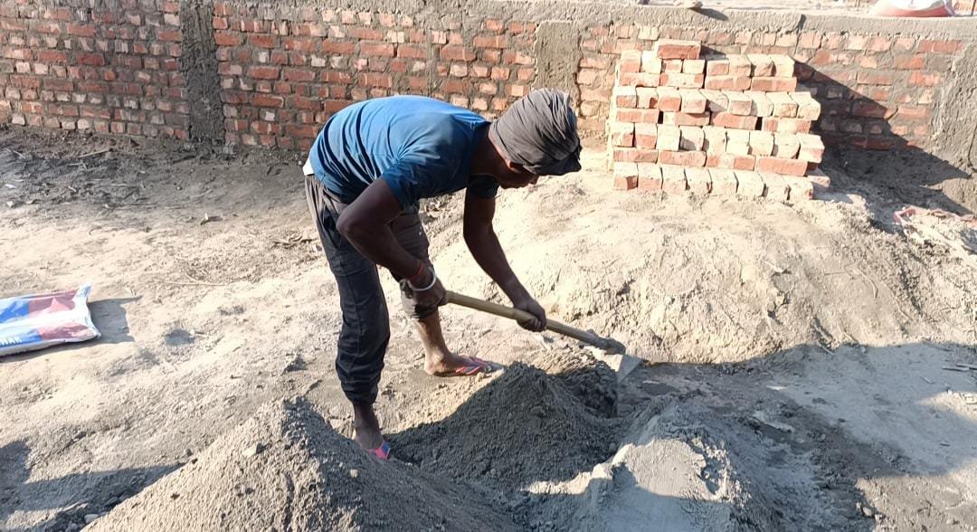 छातापुर:घटिया निर्माण सामग्री से बन रहा स्कूल, दाव पर बच्चों का भविष्य