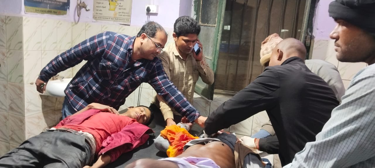 प्रतापगंज/राघोपुर : दो बाइकों की आमने-सामने की जोरदार टक्कर में तीन घायल