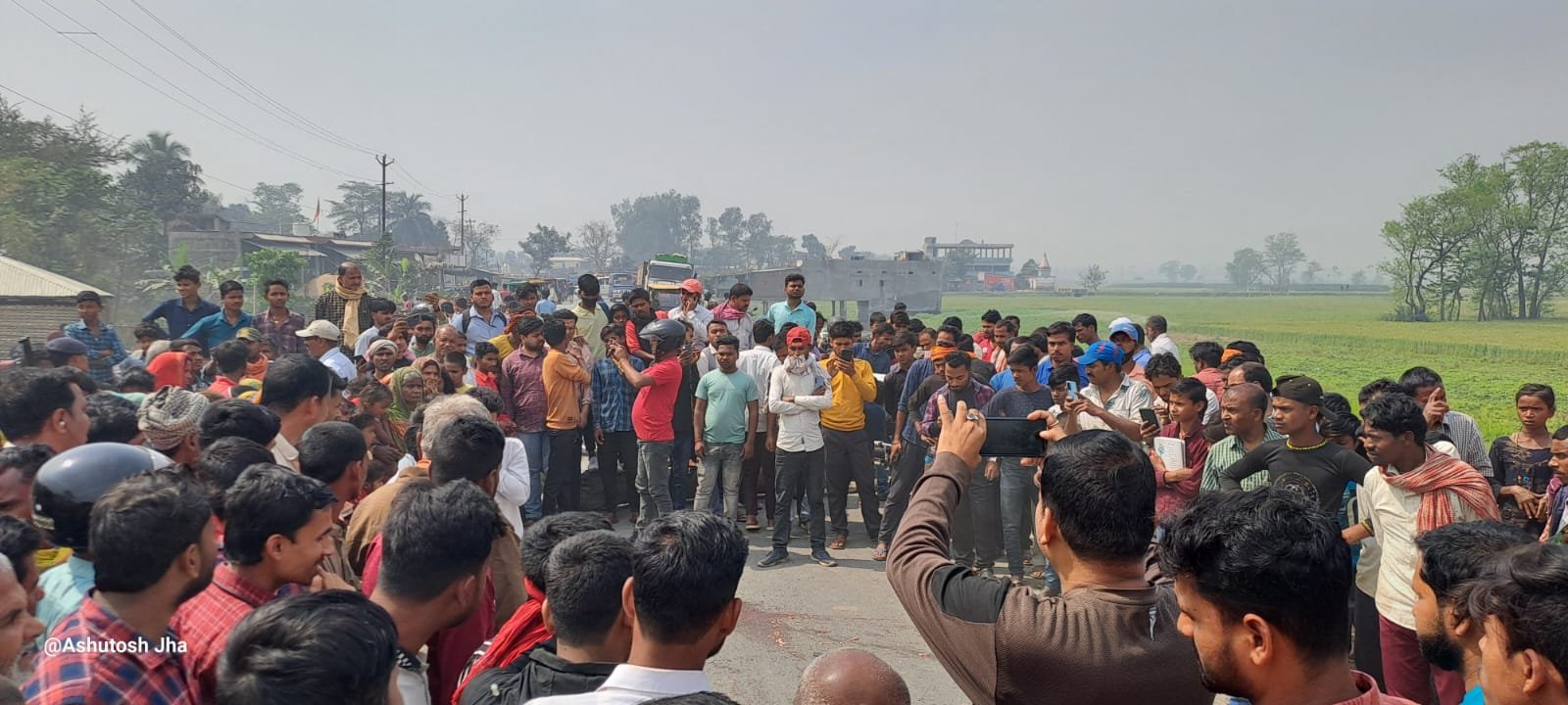 परीक्षा देने जा रहे भाई बहन को ट्रक ने कुचला, भाई की मौत, बहन की स्थिति नाजुक।