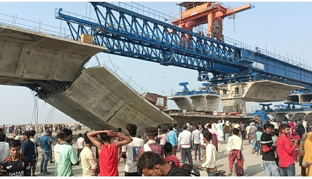 सुपौल में 984 करोड़ की लागत के पुल का गार्डर गिरा, स्पेन के नीचे कई मजदूरों के दबने की खबर।
