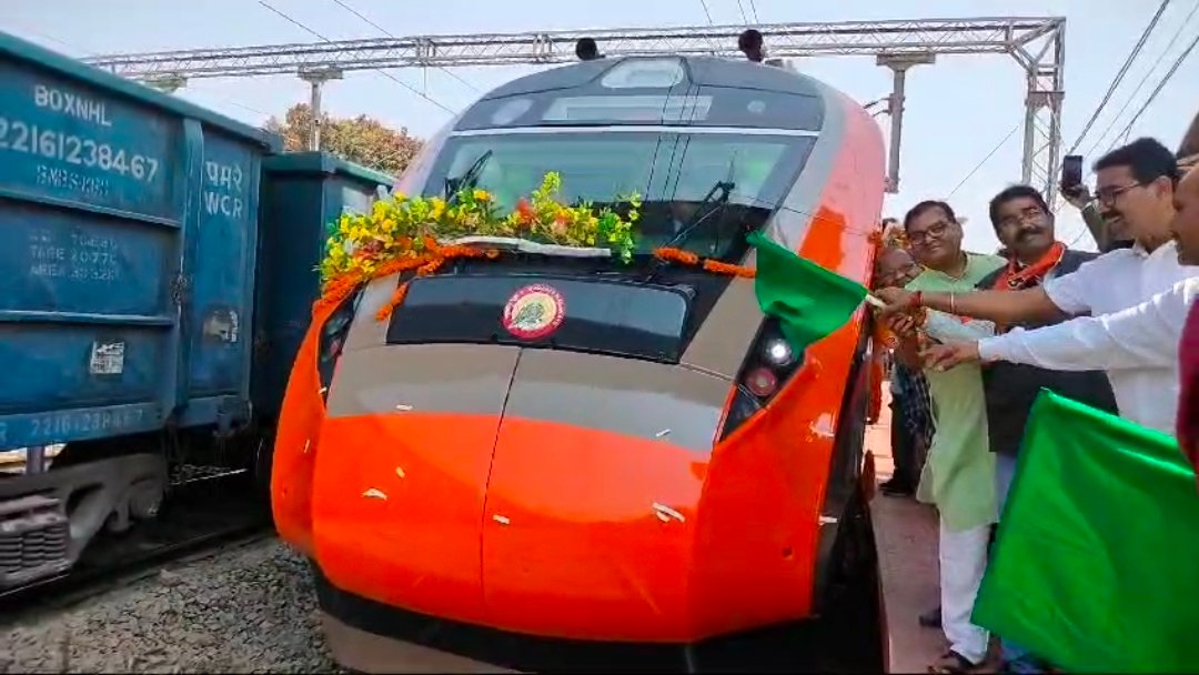 अब वंदे भारत ट्रेन का किशनगंज मे हुआ ठहराव, प्रधानमंत्री ने वीडियो कॉन्फ्रेंसिंग के माध्यम से किया शुभारंभ ।