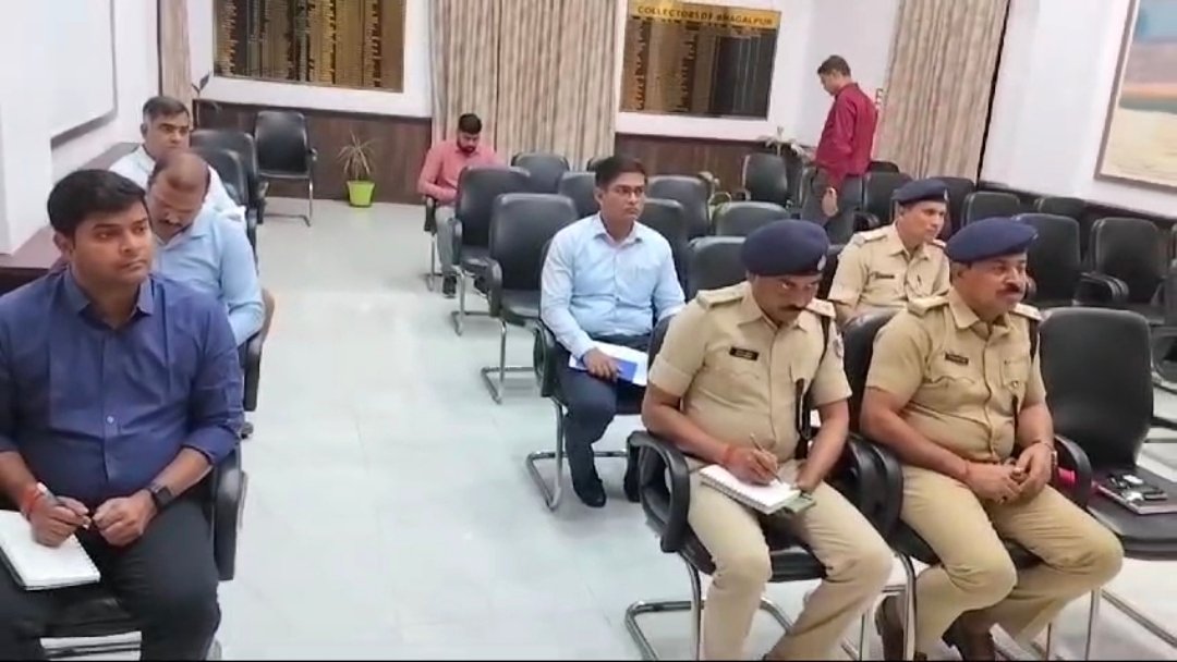 शहर में जाम से निजात दिलाने को लेकर जिलाधिकारी ने संबंधित अधिकारियों के साथ की बैठक।