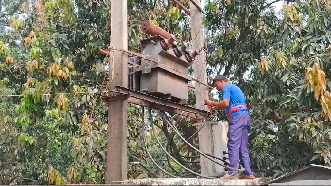 विभाग ने पूरे बस्ती की काटी बिजली,मचा कोहराम।