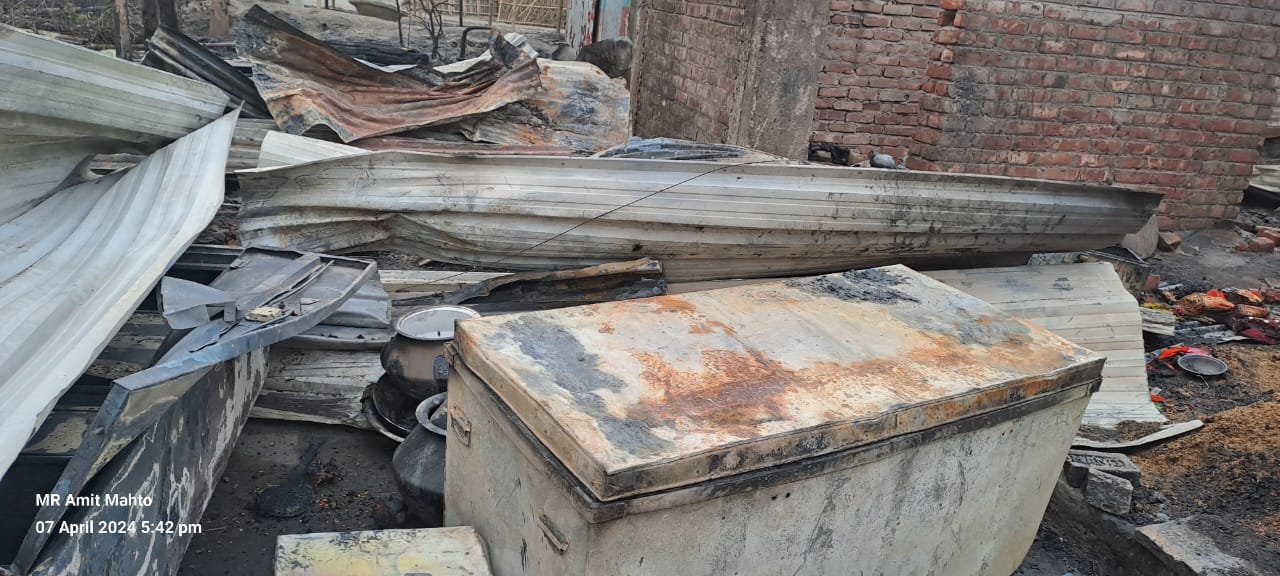 प्रतापगंज: अचानक लगी आग ने लिया 50 से अधिक घरों को अपने आगोश में , 2 छोटी और 1 बड़ी दमकल की मदद से आग पर हुआ काबू।