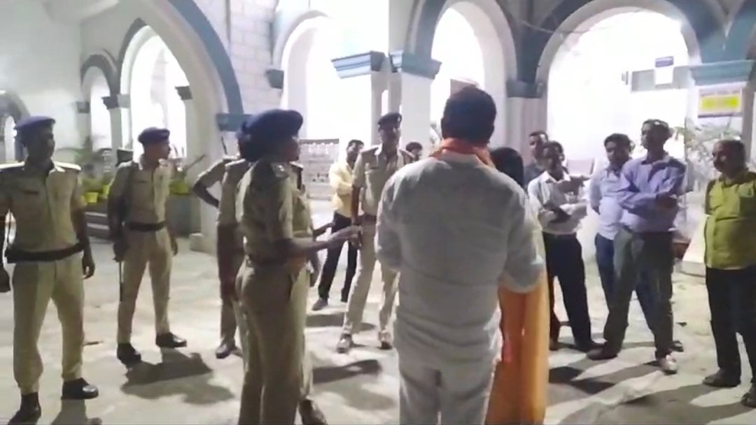 लोकसभा प्रत्याशी का नामांकन रद्द होने के बाद जिलाधिकारी ऑफिस के सामने धरने पर बैठी महिला प्रत्याशी।