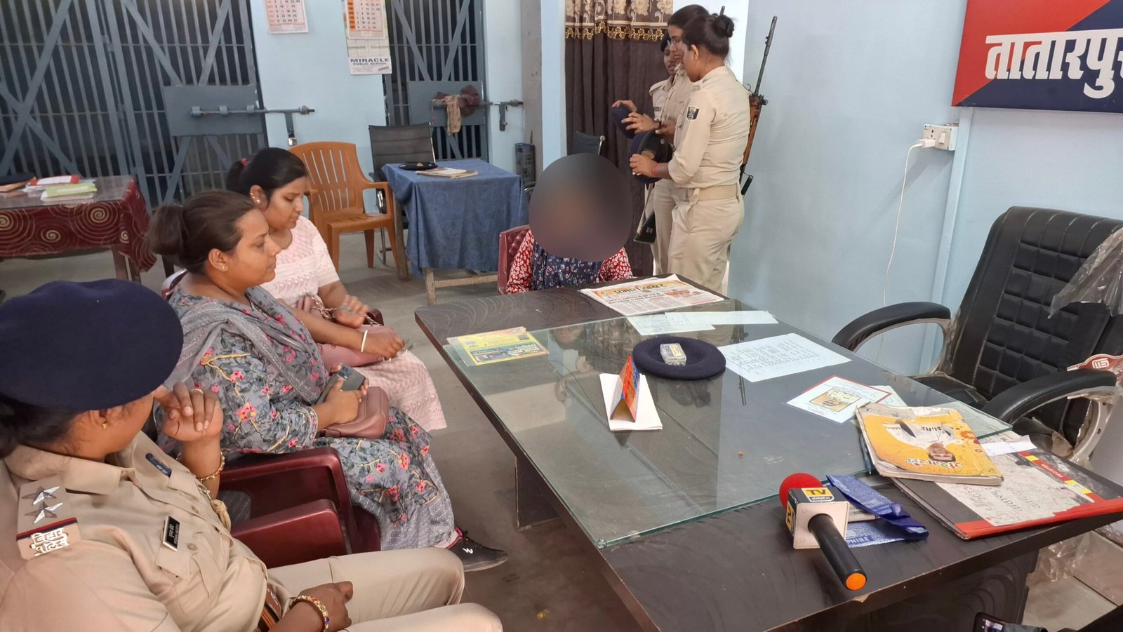 कई सालों से सेक्सुअल एसॉल्ट हो रहे नाबालिक लड़की को कराया मुक्त, पुलिस को बनाई बंधक।