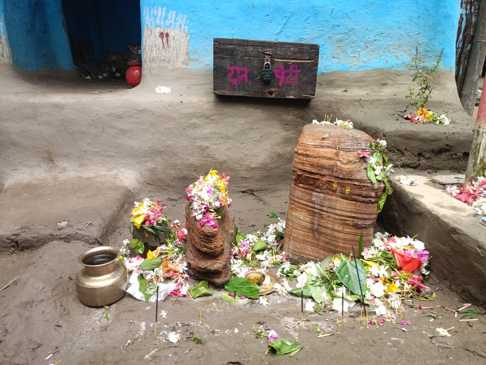 जमीन के अंदर से मिले तीन अलग अलग आकार के पत्थर।