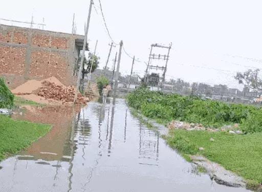 भगवान भरोसे है सिमराही बाजार में जलनिकासी का व्यवस्था,।