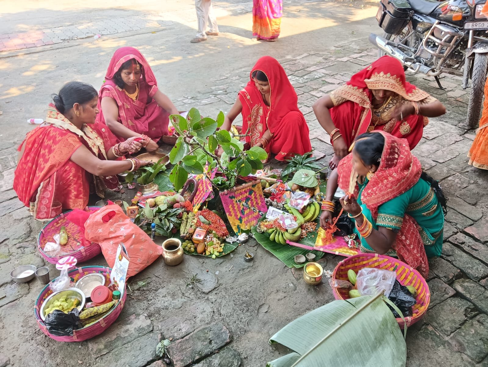 महिलाओं ने की वट वृक्ष की पूजा।