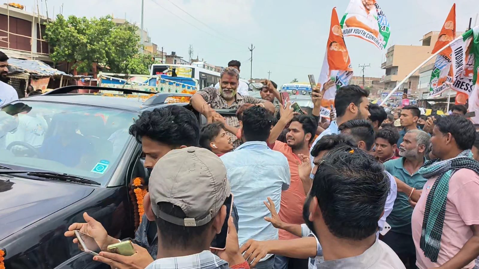 पूर्णिया सांसद बनने पर पप्पू यादव को सुपौल लोकसभा मे भी मिल रहा बधाई, कांग्रेसी और जाप समर्थक में खुशी।