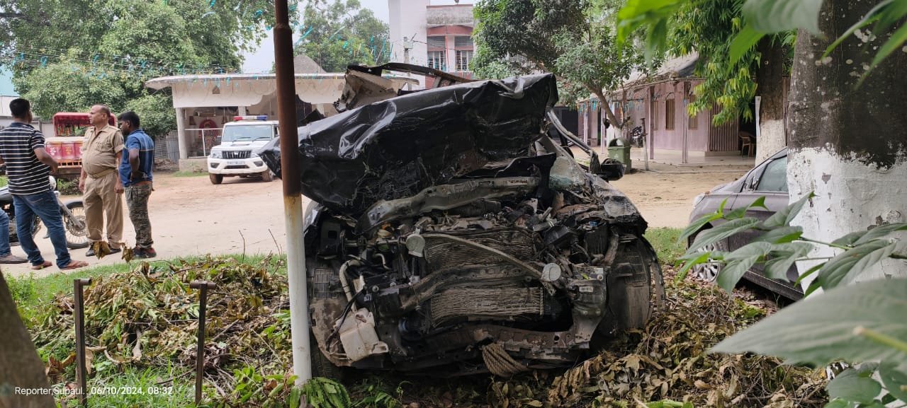 खड़े हईवा ट्रक में तेज रफ्तार कार ने मारी सीधी टक्कर,कार सवार 2 युवकों की हुई मौत 2 अन्य गंभीर रूप से है जख्मी।