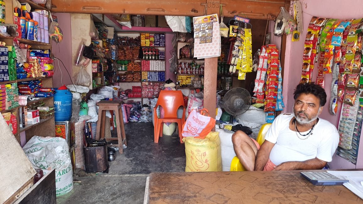 चोरों ने उड़ाए हजारों के समान।