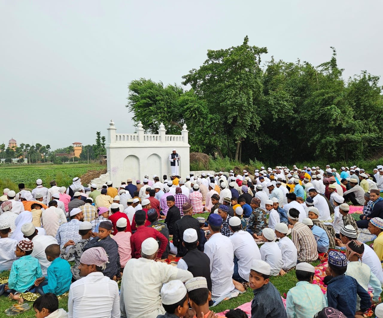 सौहार्दपूर्ण माहौल में मना शांति,भाईचारा और समानता का पर्व बक़रीद, आपसी भाईचारे दिखा सिमराही नगर पंचायत में।