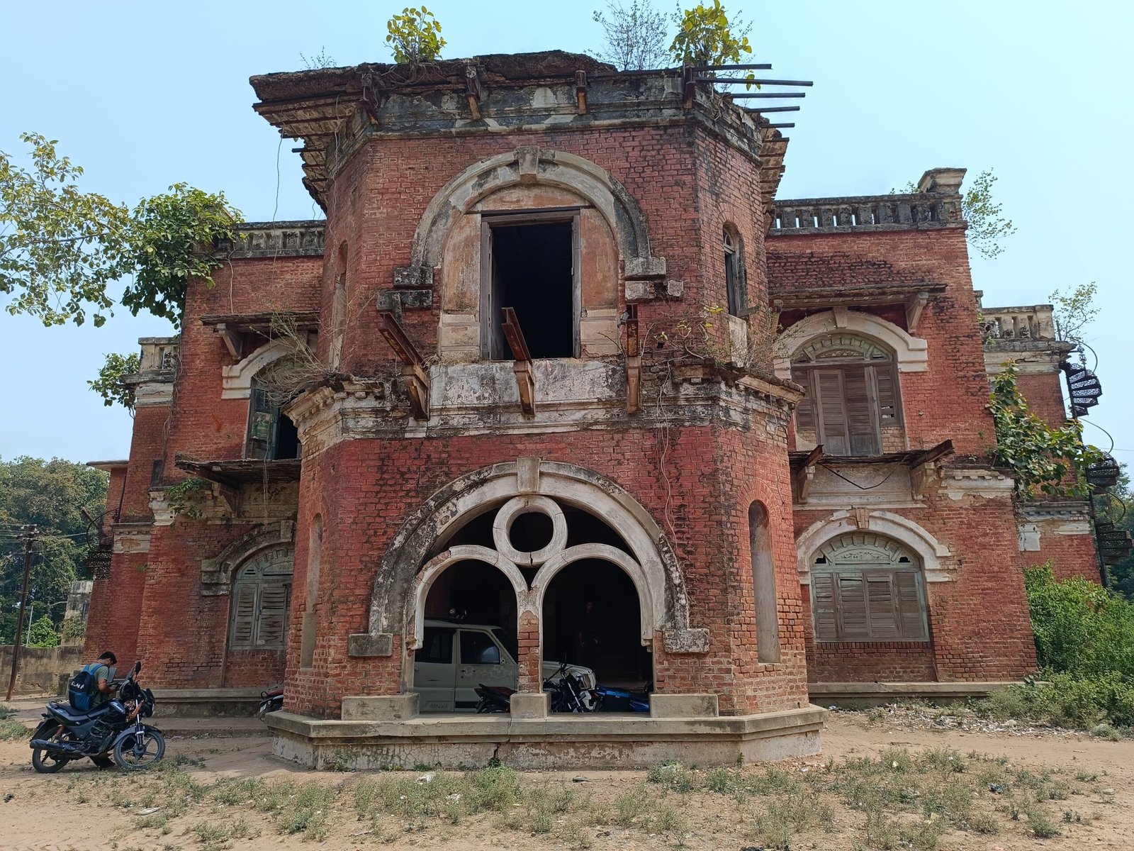 150 साल पुराने भूतिया महल में चल रहा बस स्टैंड का कार्यालय