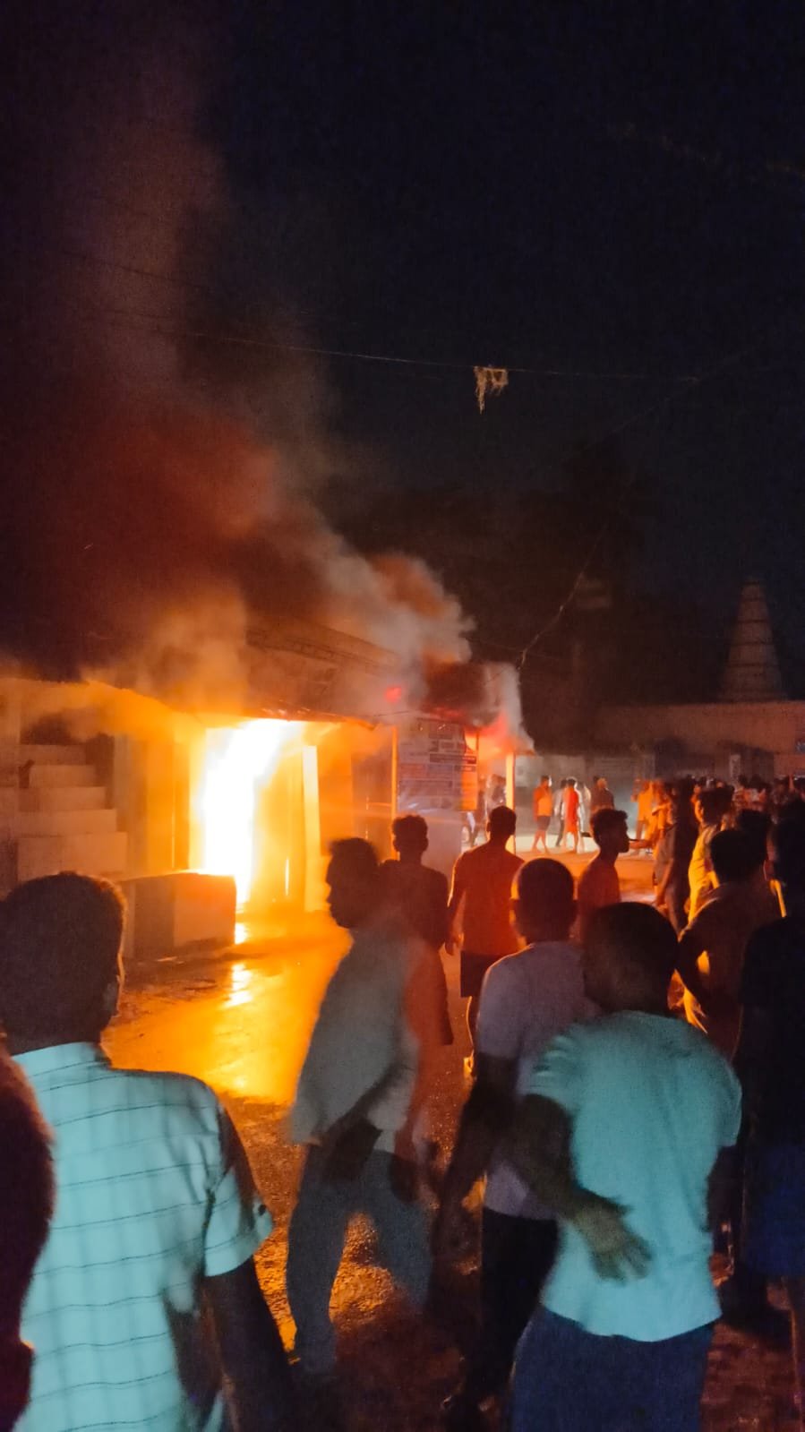 प्रतापगंज/सुपौल: आगलगी के कारण 3 दुकान का सामान सहित नगदी जले, आधार मसीन सहित कंप्यूटर जले।