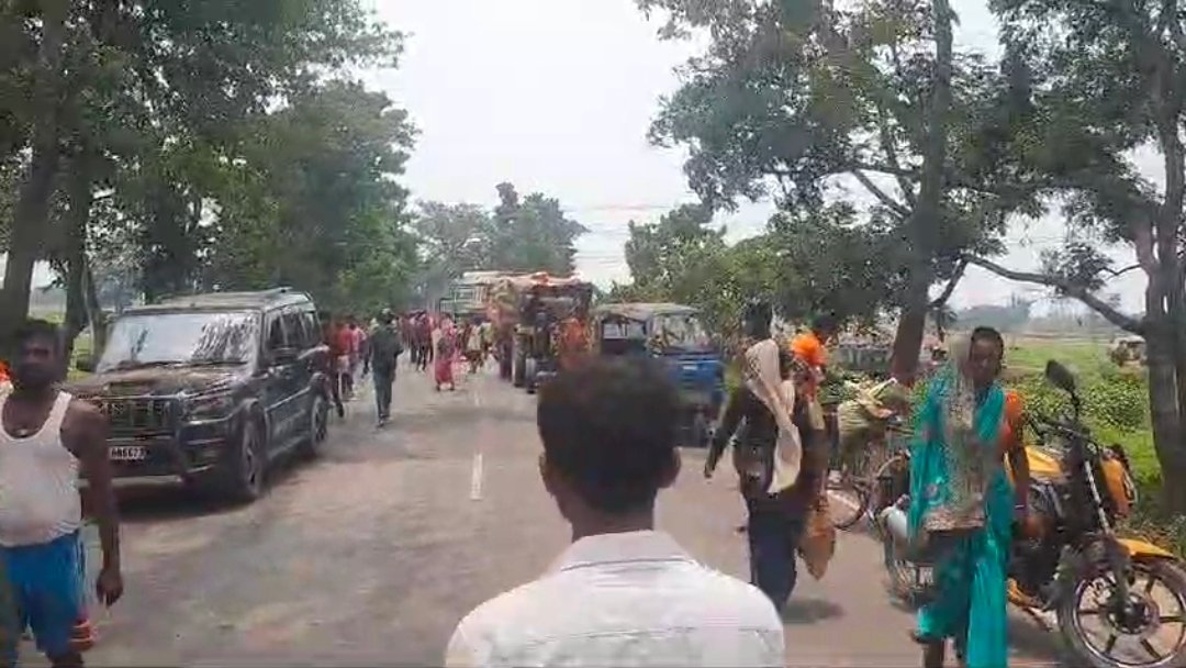 मुरलीगंज में अपराधियों के हौसले बुलंद दिनदहाड़े गल्ला व्यापारी के साथ कि मारपीट और लूट , आक्रोशित लोगों ने किया सड़क जाम.