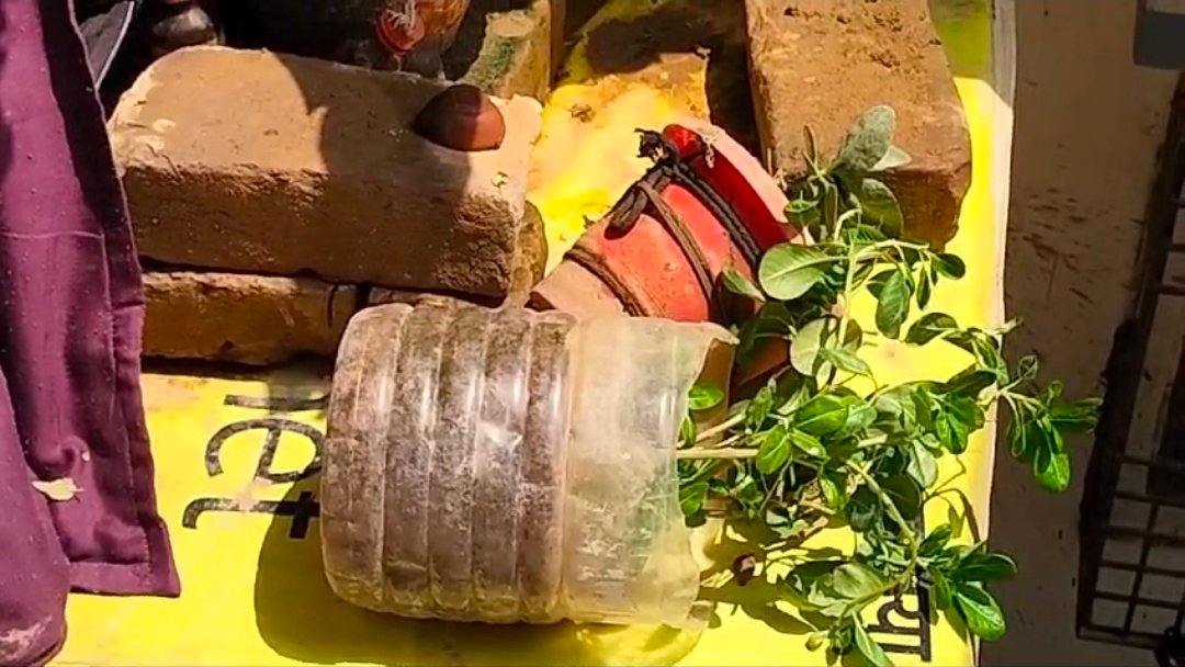 पैसे को लेकर किराएदार और मकान मालिक में खींचातानी, मकान मालिक ने जबरदस्ती किराएदार को बाहर निकाला