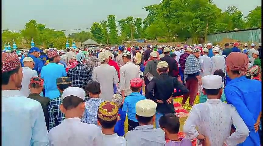 अकीदत मंदो ने ईद उल अजहा की नमाज अदा कर देश और मुल्क के अमन चैन की दुआ मांगी ।