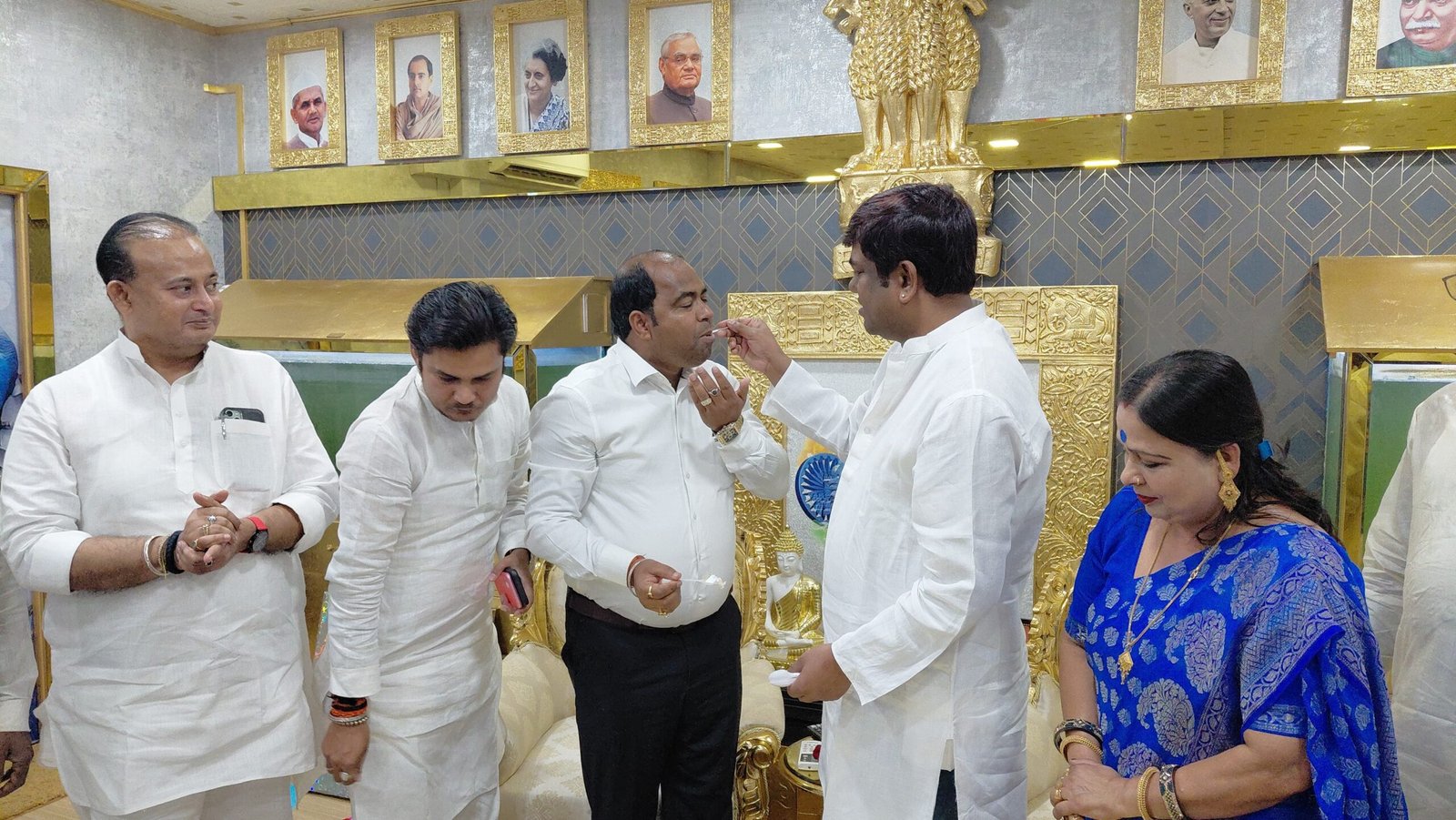 पूर्व मंत्री मुकेश सहनी का जन्मदिन वीआईपी पार्टी कार्यालय में धूमधाम से मनाया गया।