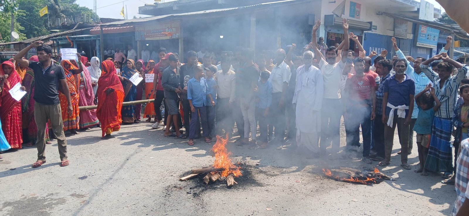 मिडिल स्कूल को हाजिनजीबुल्लाह हाई स्कूल में मर्ज करने को ले कर सड़क जाम