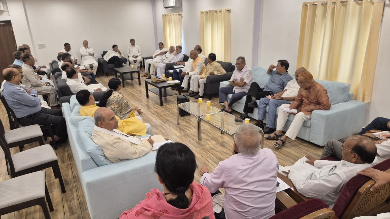 जन सुराज पार्टी की राष्ट्रीय कार्यकारिणी समिति की पहली बैठक आज पटना में हुई, चरणबद्ध तरीके से 4-5 चरणों में विधानसभा प्रत्याशियों की होगी घोषणा, बसंत चौधरी होंगे घोषणापत्र समिति के अध्यक्ष।