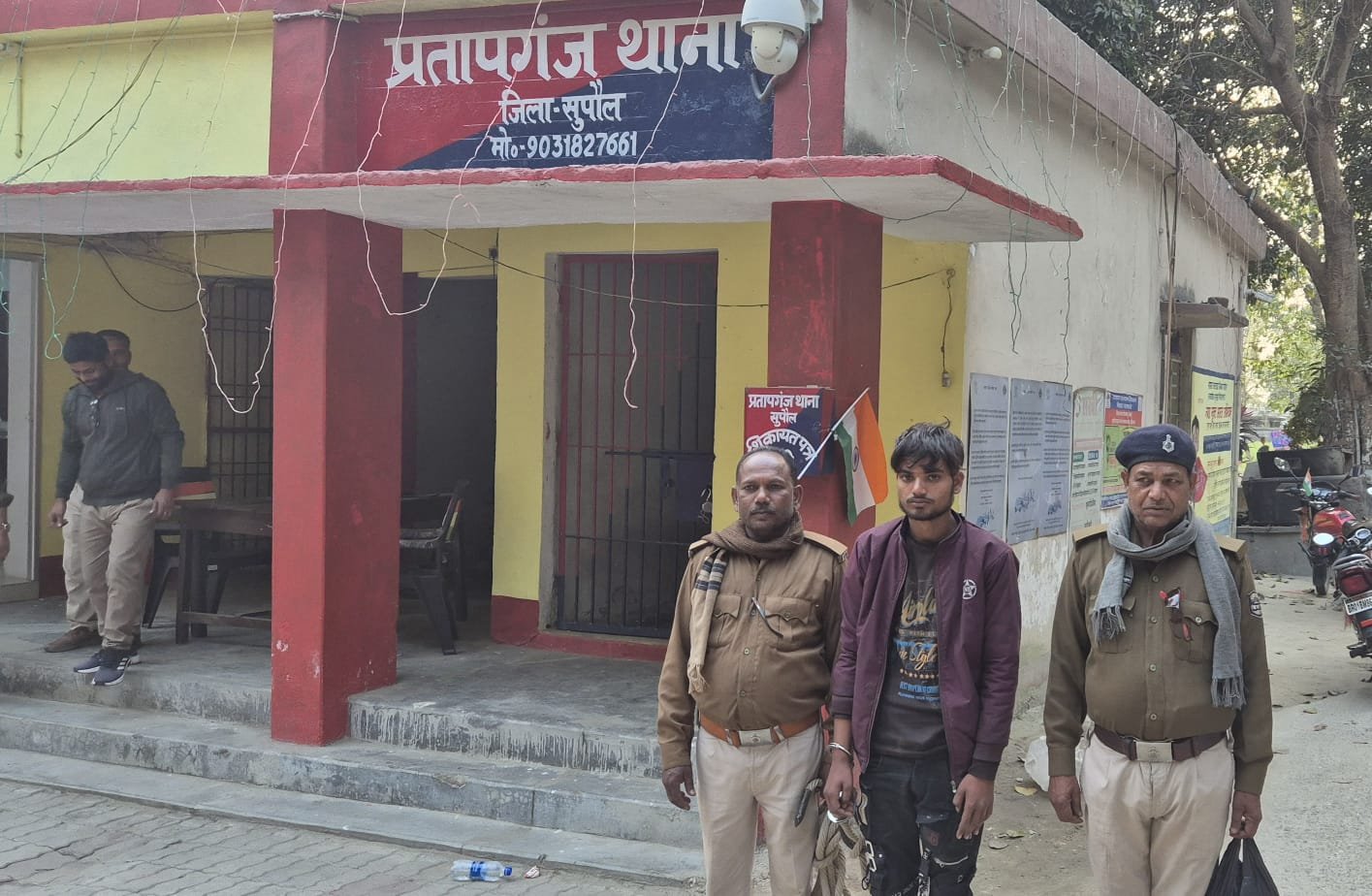 प्रतापगंज: मोटर की चोरी कर रहे थे 4 लोग तीन भागे 1एक को पकड़ कर किया पुलिस के हवाले।