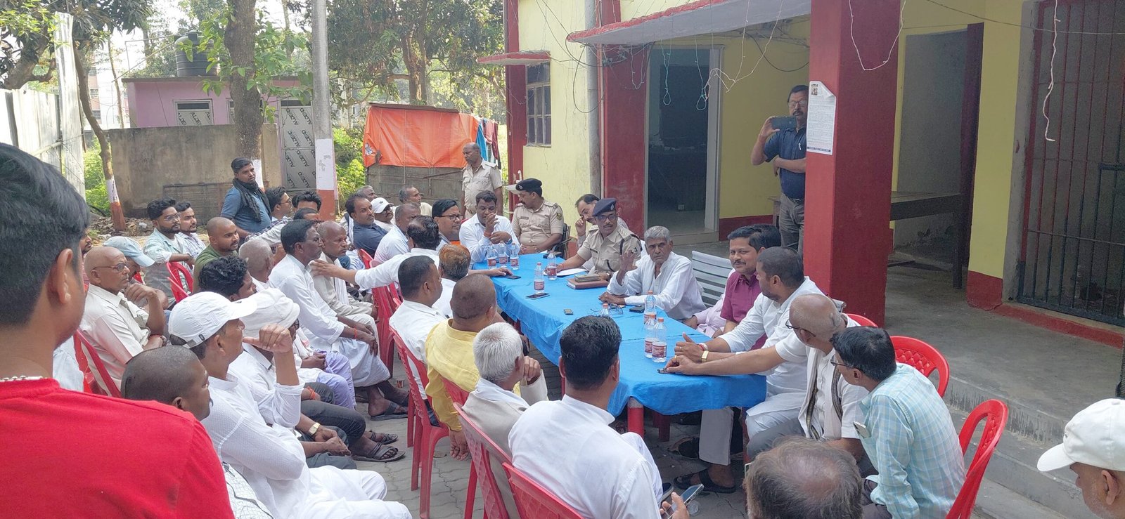 प्रतापगंज थाना परिसर में आगामी ईद और रामनवमी पर्व को लेकर शांति समिति की बैठक हुई