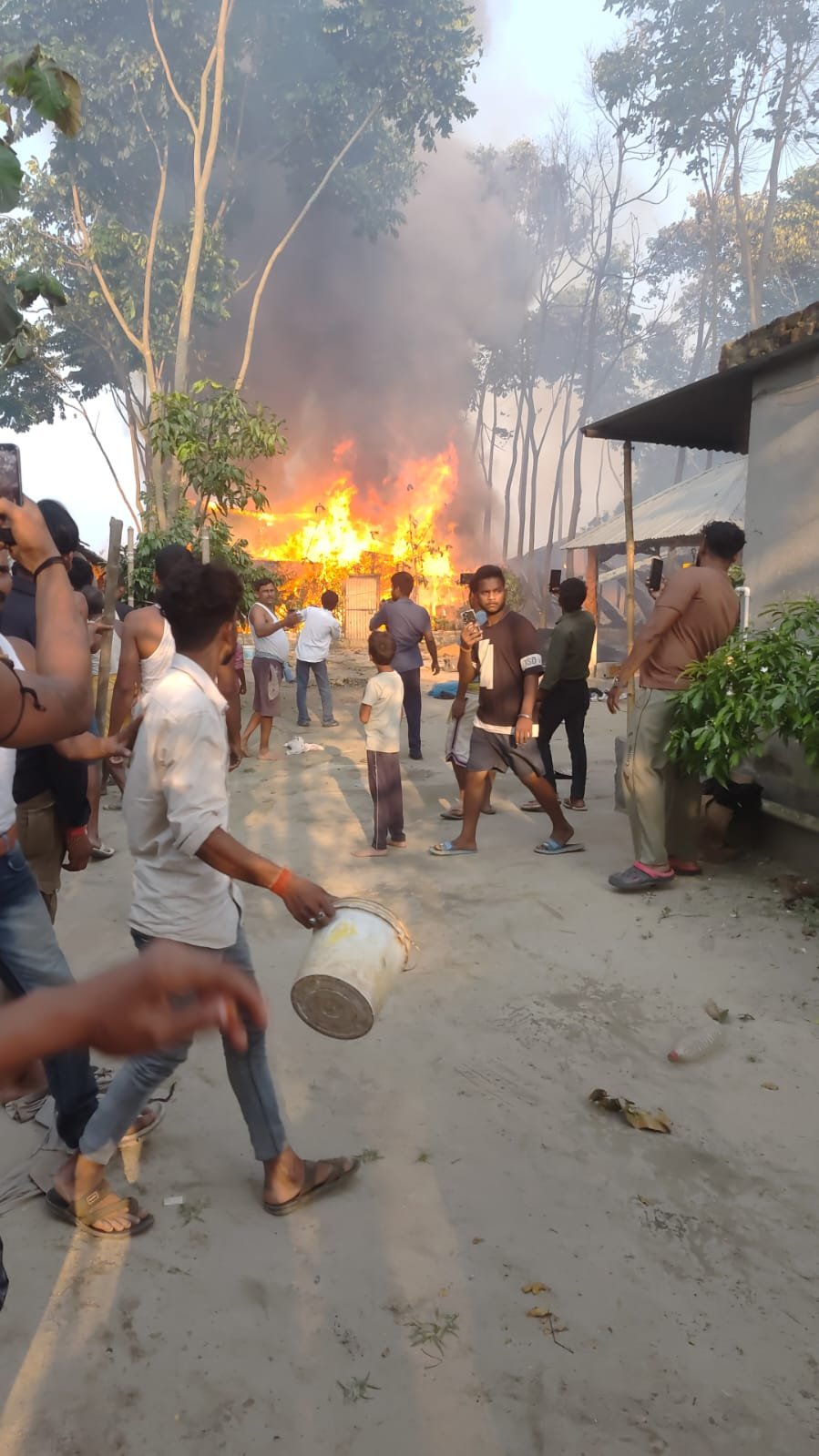मुर्गी फार्म में आग लगने से 3500 मुर्गियां जिंदा जली, शार्ट सर्किट बताया गया आग की वजह।